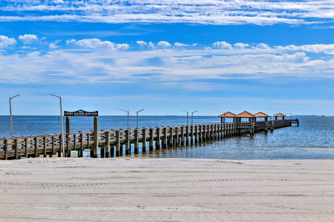 Beachside Getaway - Walk To Gulf, Pier And Casino! Villa Gulfport Esterno foto