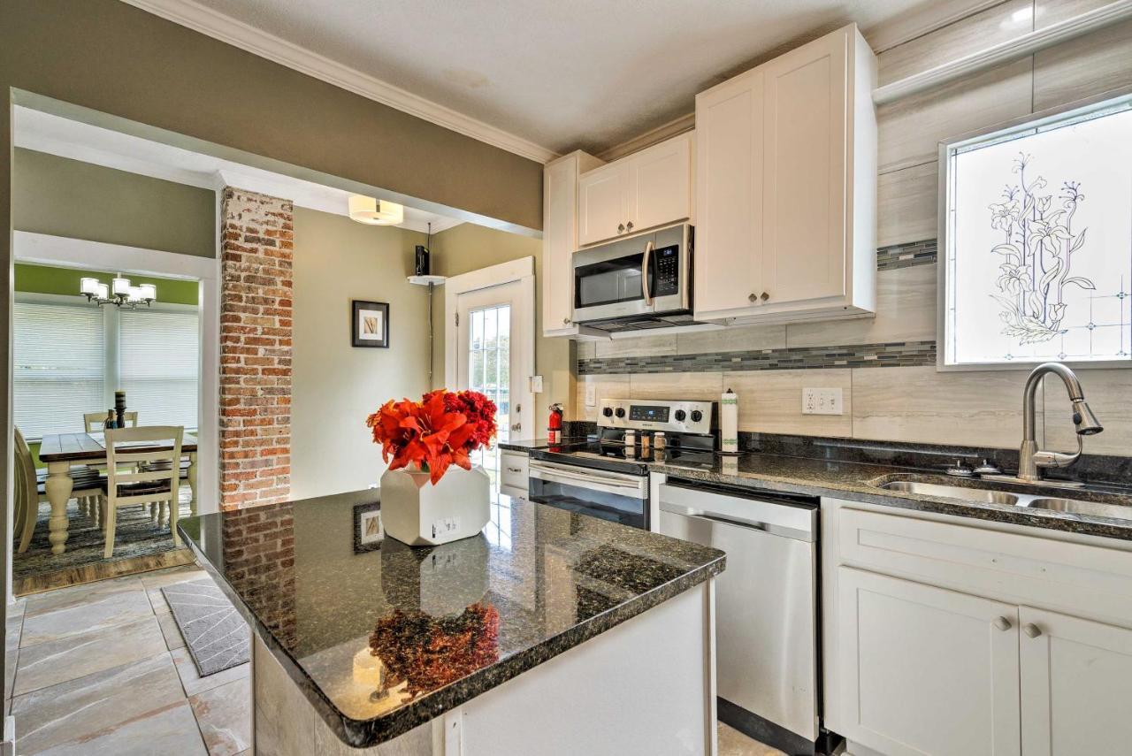 Beachside Getaway - Walk To Gulf, Pier And Casino! Villa Gulfport Esterno foto